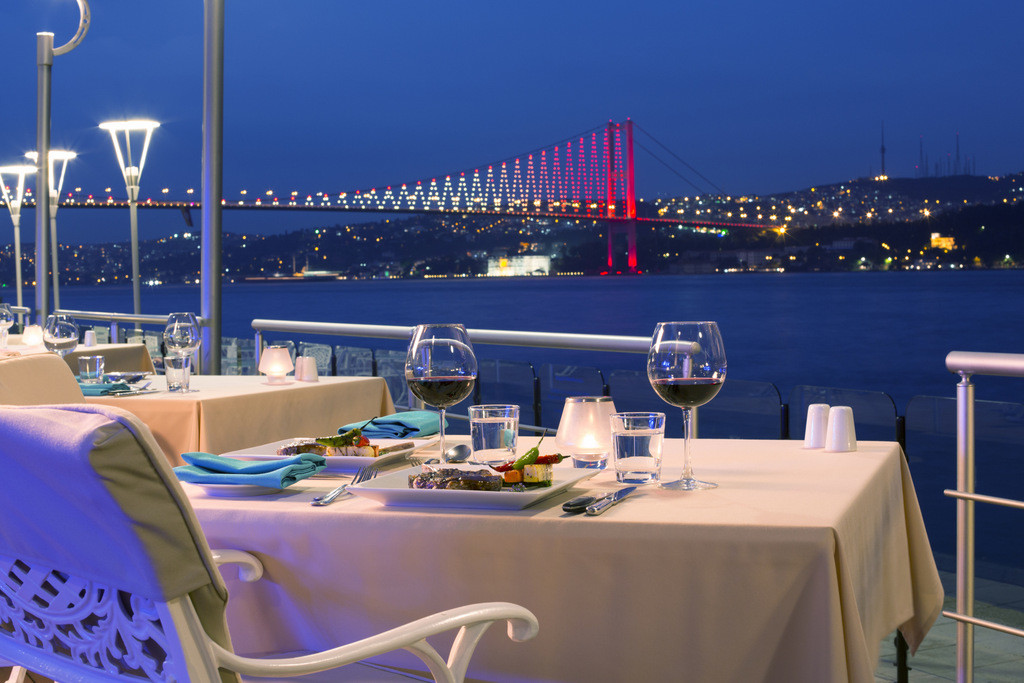 A Luxury Dinner by the Sea