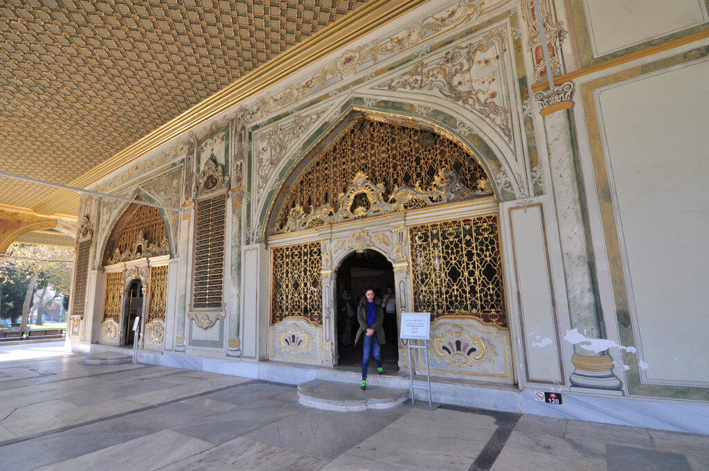 Imperial Council (Divan-ı Hümayun) in the Second Courtyard of Topkapi Palace with golden latticework and Ottoman columns. photo by Serhat Engul
